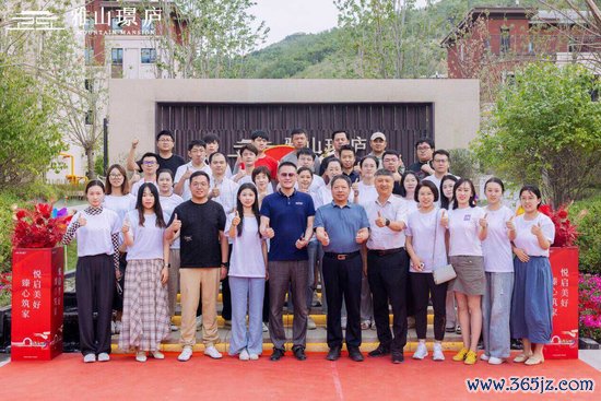 远洋建管团队与托付方看重东谈主合影