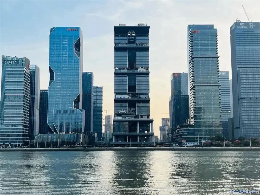 坐拥一线江景的腾讯广州总部大楼（中）